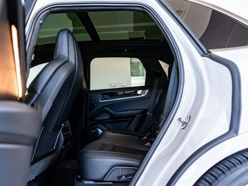 Certified 2025 Porsche Cayenne Turbo AWD/4WD image 26
