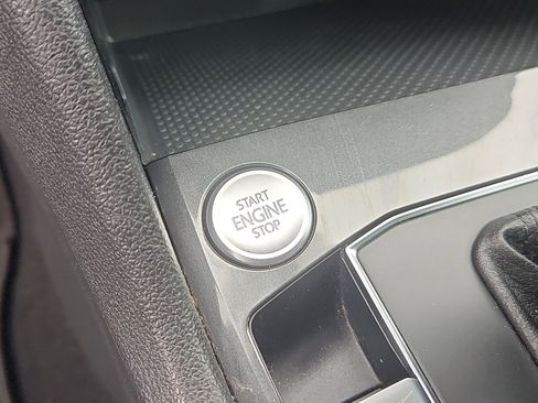 Used 2018 Volkswagen Tiguan SEL AWD/4WD image 18