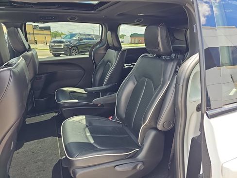 Used 2024 Chrysler Pacifica Premium FWD image 22