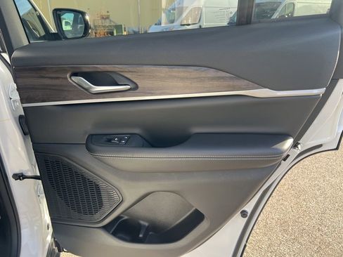 New 2026 Jeep Grand Cherokee Laredo image 12