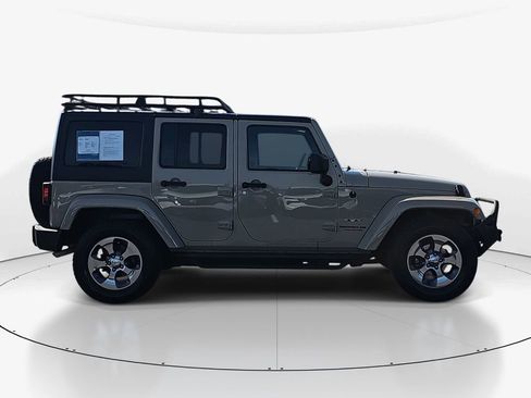 Used 2016 Jeep Wrangler Unlimited Sahara image 3