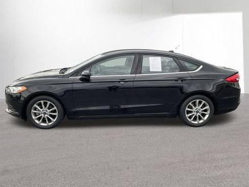 Used 2017 Ford Fusion SE w/ Fusion SE Technology Package FWD image 4