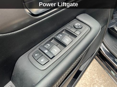 Used 2025 Chrysler Pacifica Select image 15