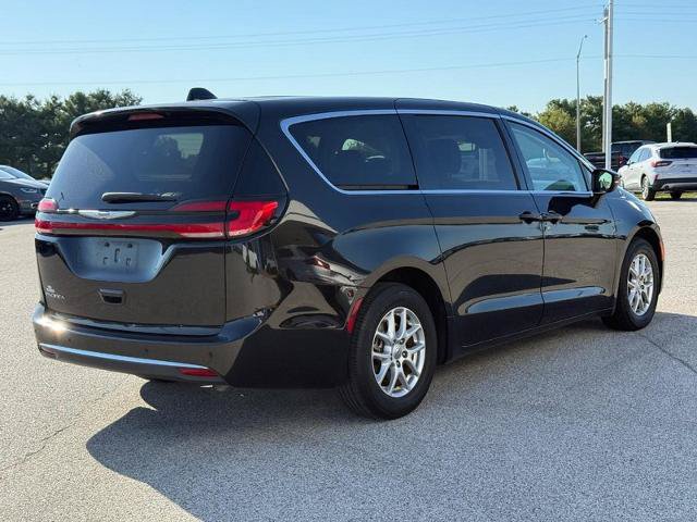 Used 2023 Chrysler Pacifica Touring-L FWD image 5