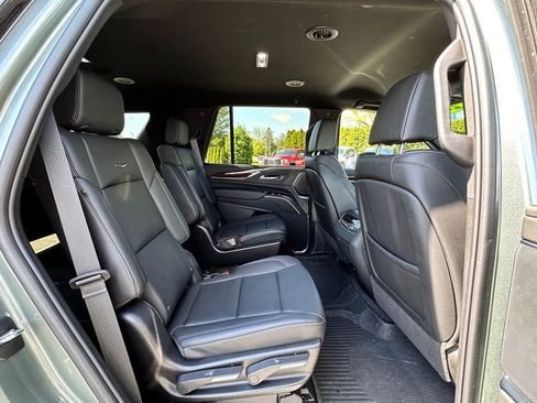 Used 2024 Cadillac Escalade Luxury AWD/4WD image 18