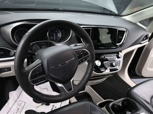 Used 2023 Chrysler Pacifica Touring-L FWD image 26