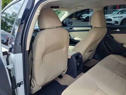 Used 2011 Volkswagen Jetta SE FWD image 12
