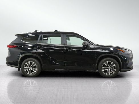Used 2023 Toyota Highlander XLE AWD/4WD image 6