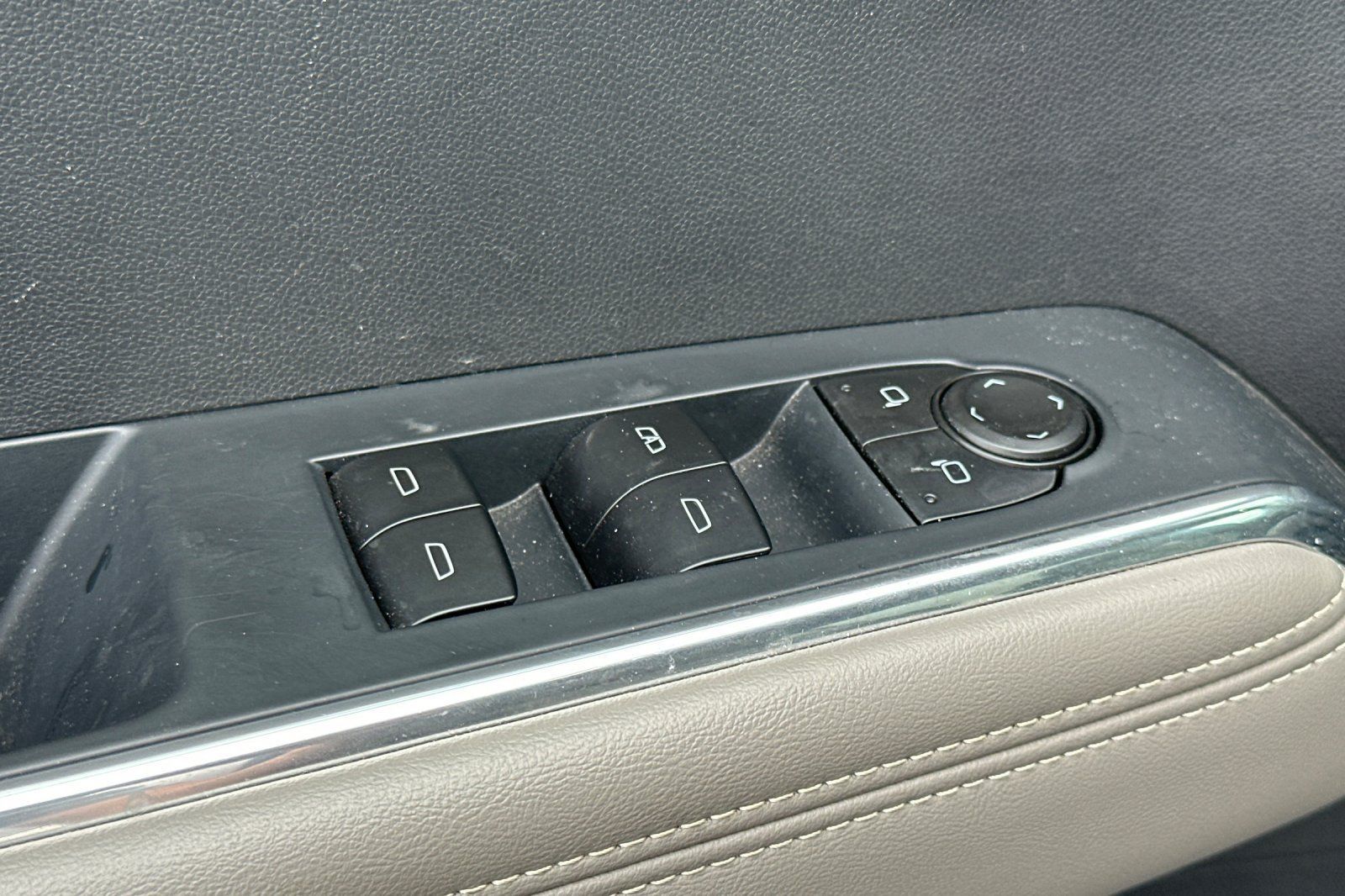 Used 2026 GMC Acadia Elevation w/ Elevation Premium Package FWD image 12