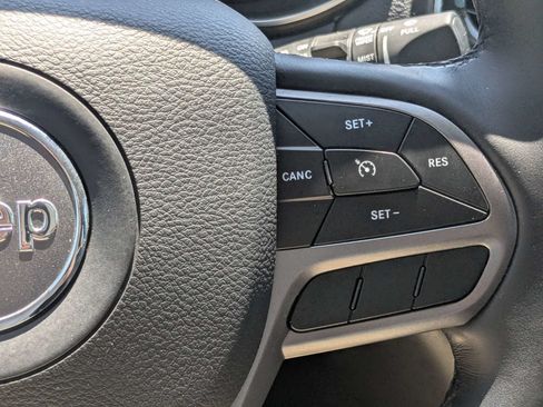Used 2019 Jeep Cherokee Limited FWD image 28