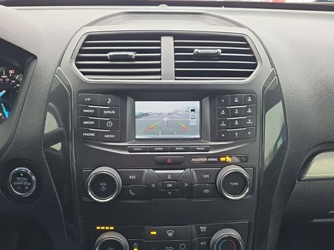 Used 2018 Ford Explorer XLT image 13