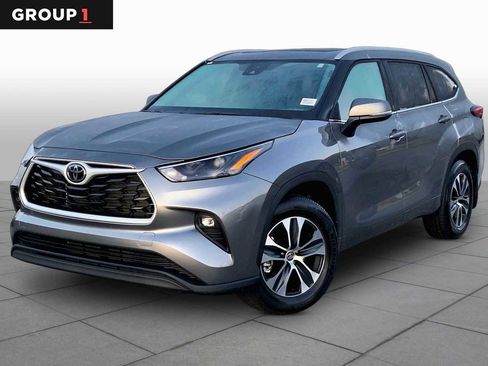 Used 2025 Toyota Highlander XLE FWD image 1
