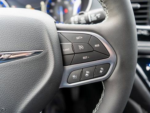 New 2026 Chrysler Pacifica Limited w/ Uconnect Theater Family Group FWD image 17