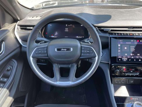 Used 2023 Jeep Grand Cherokee Altitude image 14