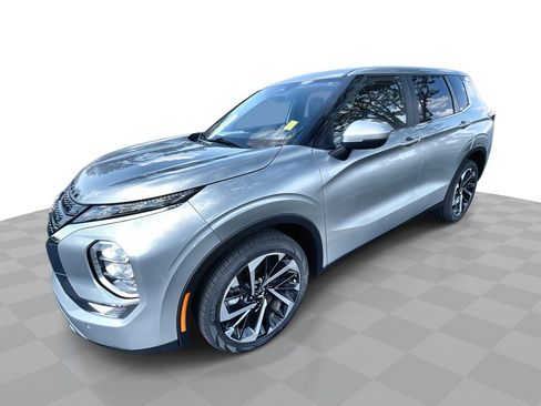 Used 2023 Mitsubishi Outlander SE image 1