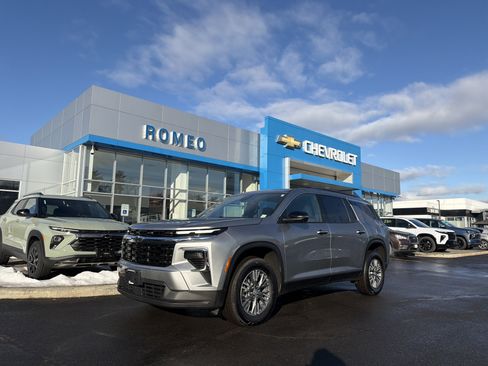 Certified 2025 Chevrolet Traverse LT w/ Driver Confidence Package image 1