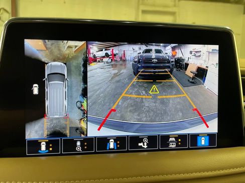 Used 2021 Chevrolet Tahoe Premier w/ Premium Package AWD/4WD image 23