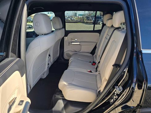 Used 2025 Mercedes-Benz GLB 250 4MATIC image 18
