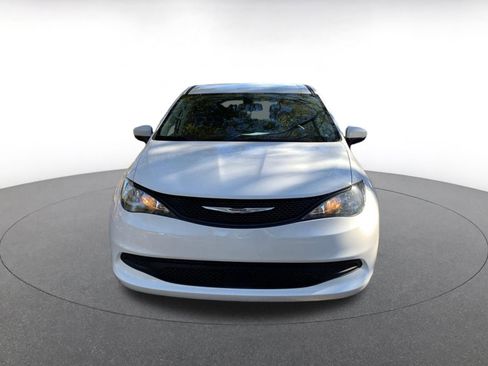 Used 2022 Chrysler Voyager LX image 2