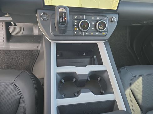 New 2026 Land Rover Defender 130 X-Dynamic SE image 26