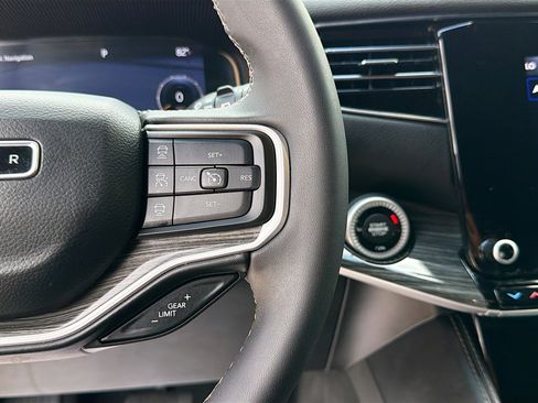 Used 2022 Jeep Wagoneer Series III image 39