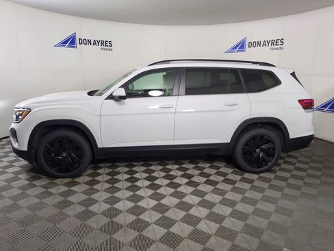 Used 2024 Volkswagen Atlas SE AWD/4WD image 2