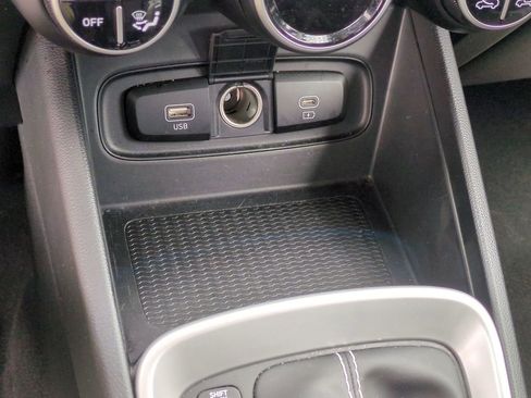 Used 2025 Hyundai Venue SEL FWD image 18