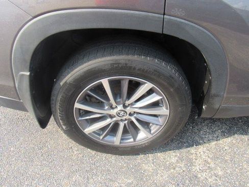 Used 2019 Toyota Highlander XLE AWD/4WD image 16