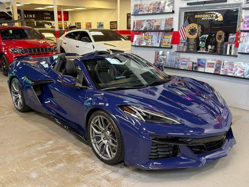 Used 2025 Chevrolet Corvette Z06 RWD image 3