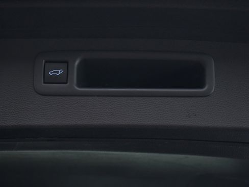 Used 2021 Toyota Highlander XLE AWD/4WD image 19
