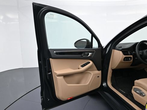 Used 2026 Porsche Macan AWD/4WD image 16