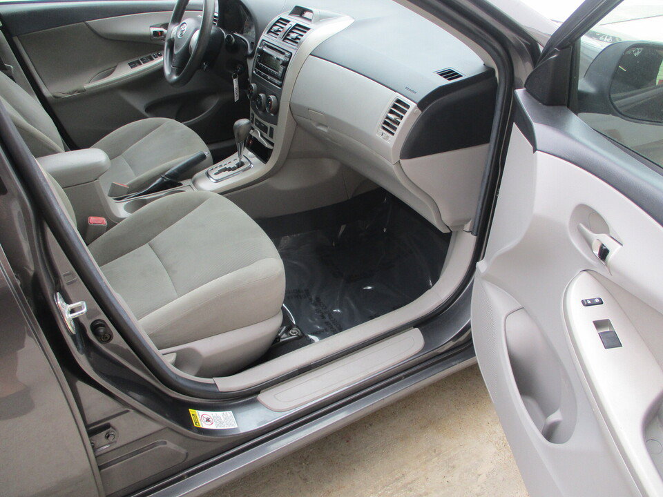 Used 2012 Toyota Corolla LE FWD image 19