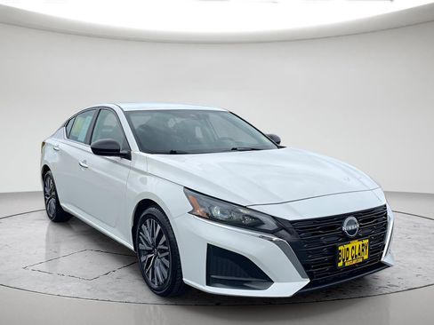 Used 2025 Nissan Altima 2.5 SV FWD image 1