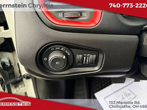 Used 2023 Jeep Renegade Latitude AWD/4WD image 17