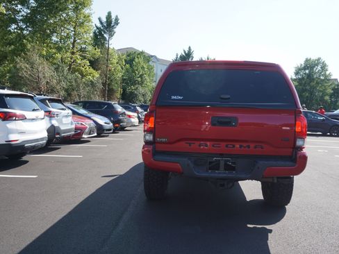 Used 2018 Toyota Tacoma TRD Off-Road AWD/4WD image 5