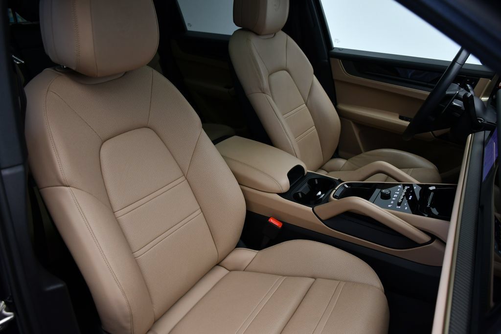Certified 2025 Porsche Cayenne AWD/4WD image 49