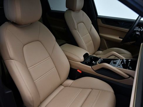Certified 2025 Porsche Cayenne AWD/4WD image 49