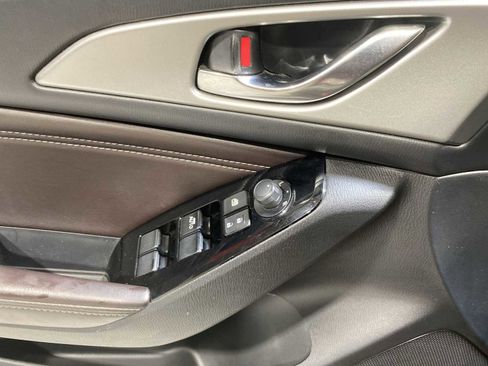 Used 2018 MAZDA MAZDA3 Touring image 23