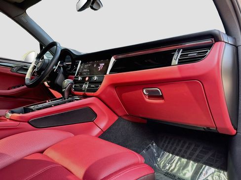 Certified 2024 Porsche Macan S AWD/4WD image 31