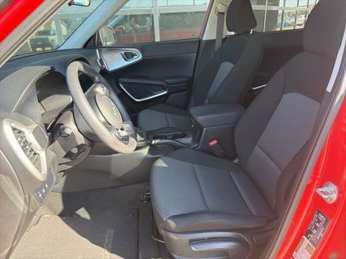 Used 2023 Kia Soul LX w/ LX Technology Package image 7