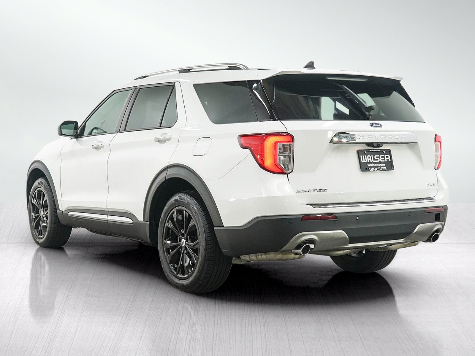 Used 2023 Ford Explorer Limited AWD/4WD image 3