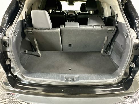 Used 2020 Toyota Highlander XLE FWD image 31