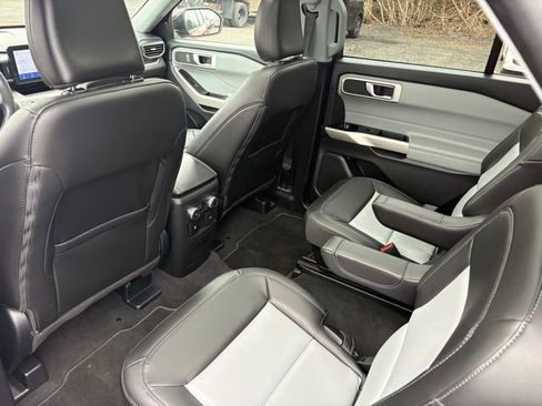 Used 2022 Ford Explorer XLT w/ Equipment Group 202A image 4