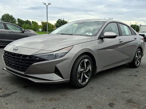 Used 2023 Hyundai Elantra SEL FWD image 2