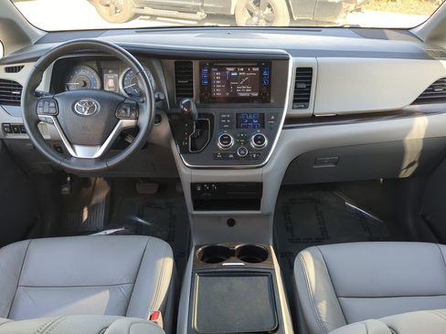 Used 2017 Toyota Sienna Limited image 15