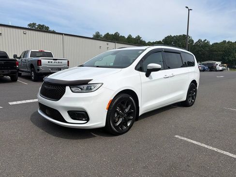 Used 2023 Chrysler Pacifica Touring-L w/ S Appearance Package AWD/4WD image 2