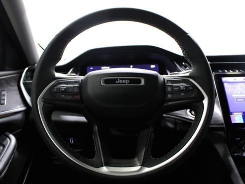 Used 2023 Jeep Grand Cherokee Limited w/ Black Appearance Package image 10