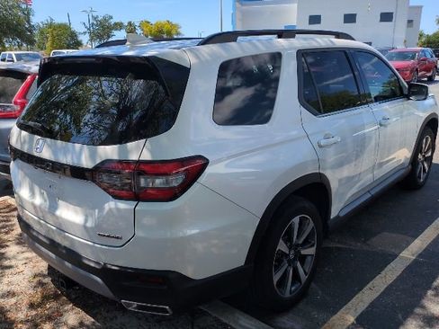 Used 2025 Honda Pilot Touring image 2