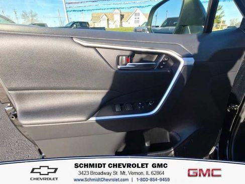 Used 2021 Toyota RAV4 XLE Premium image 12