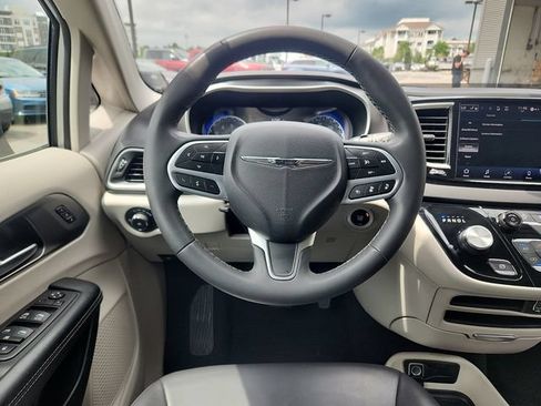 Used 2023 Chrysler Pacifica Touring-L FWD image 9